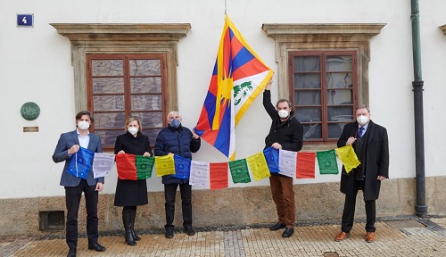Český Senát vyvěšuje tibetskou vlajku